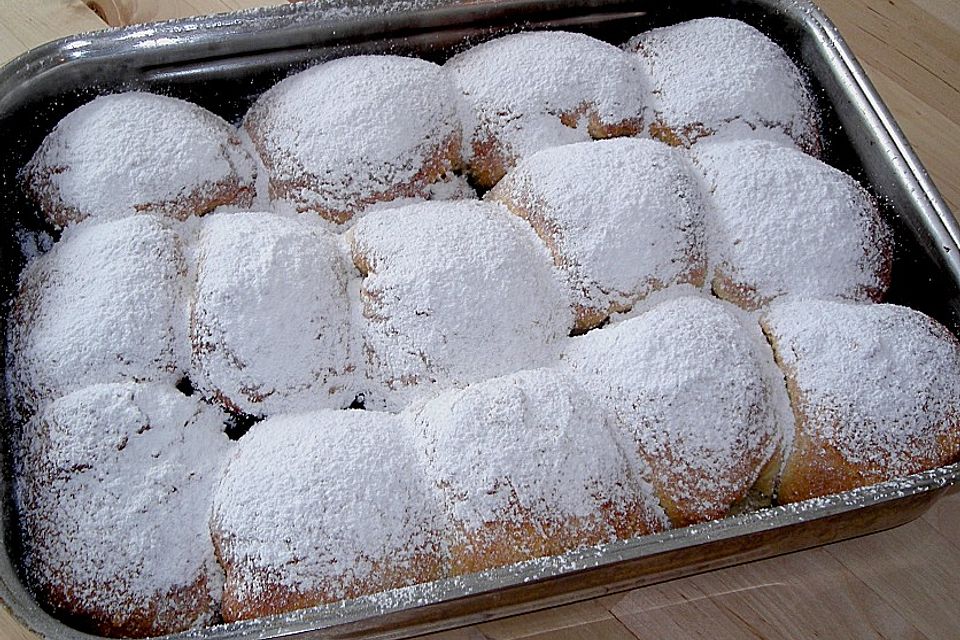 Nussbuchteln mit Topfenfüllung