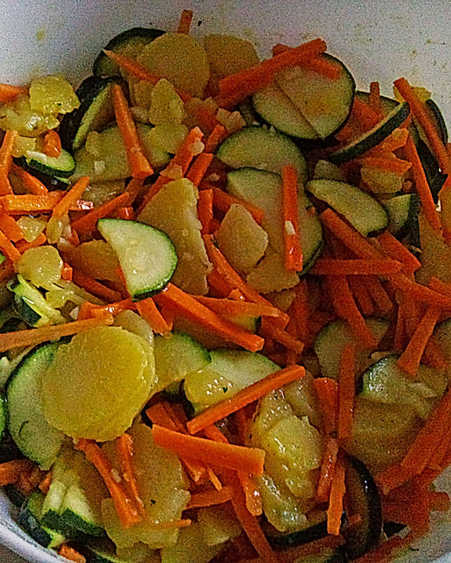 Kartoffelsalat mit Möhren und Zucchini