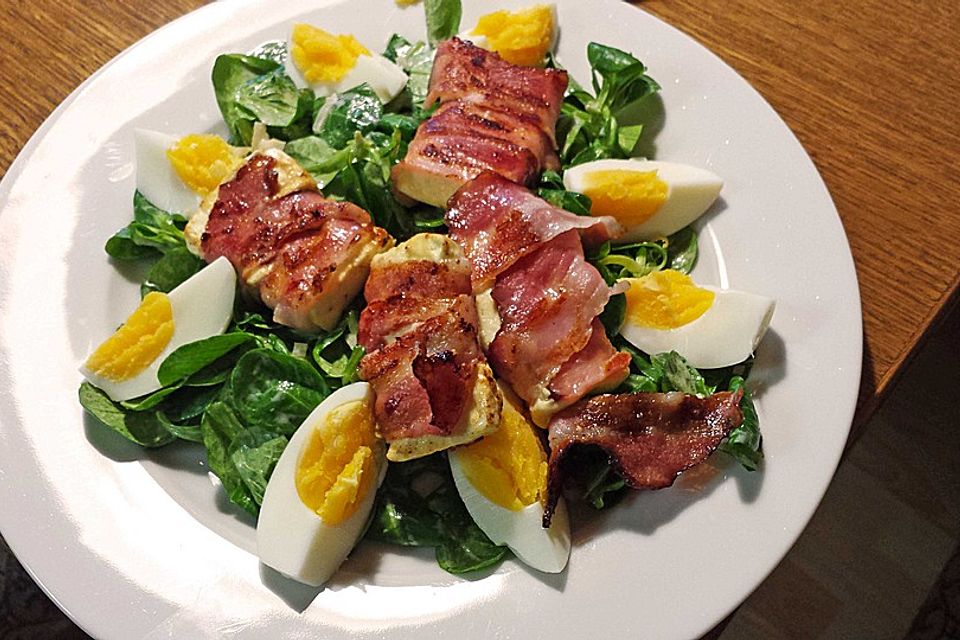 Schafskäse im Speckmantel auf Feldsalat