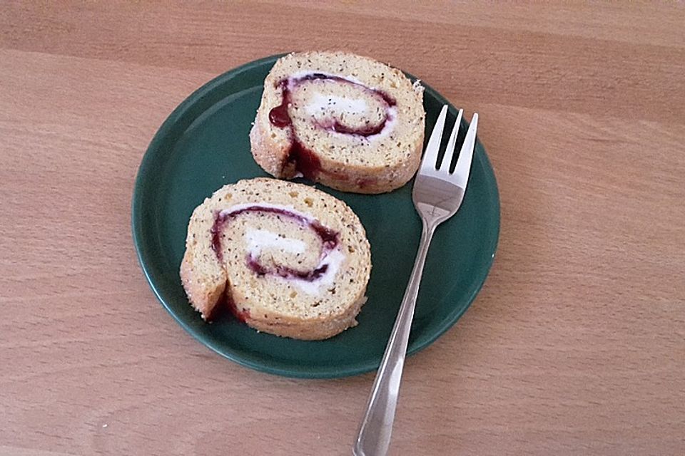 Biskuitroulade mit Joghurt - Himbeer Füllung