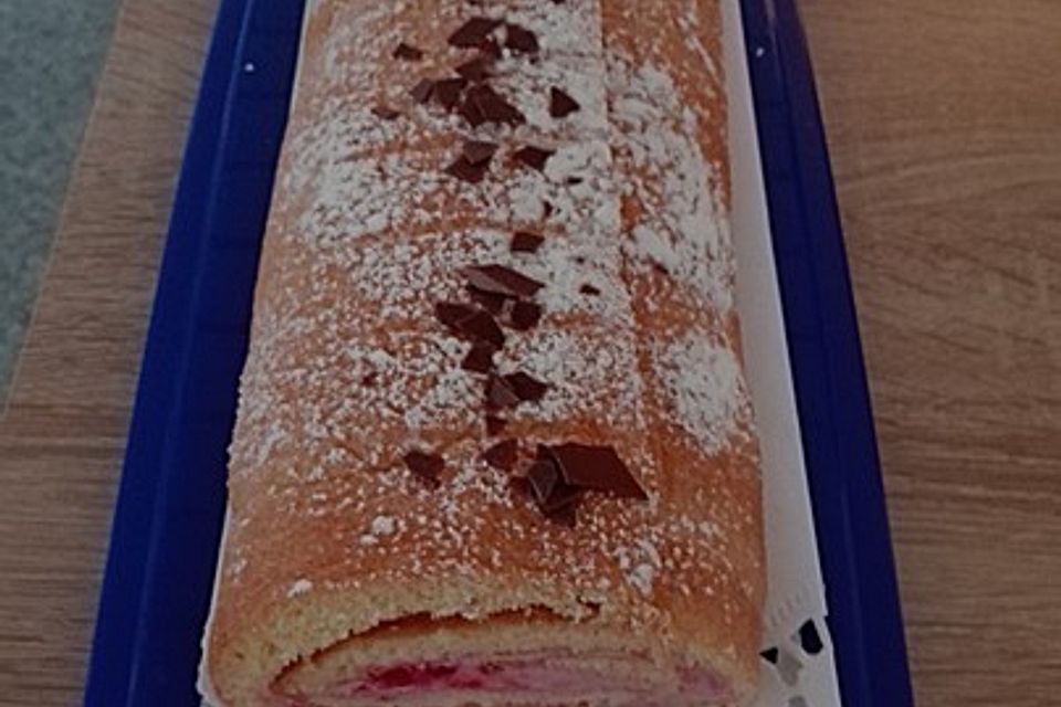 Biskuitroulade mit Joghurt - Himbeer Füllung