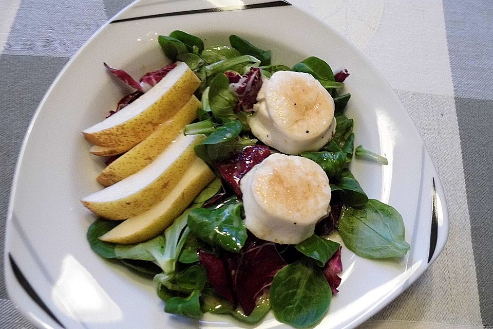 Feldsalat mit Himbeerdressing und mit Honig überbackenem Ziegenkäse