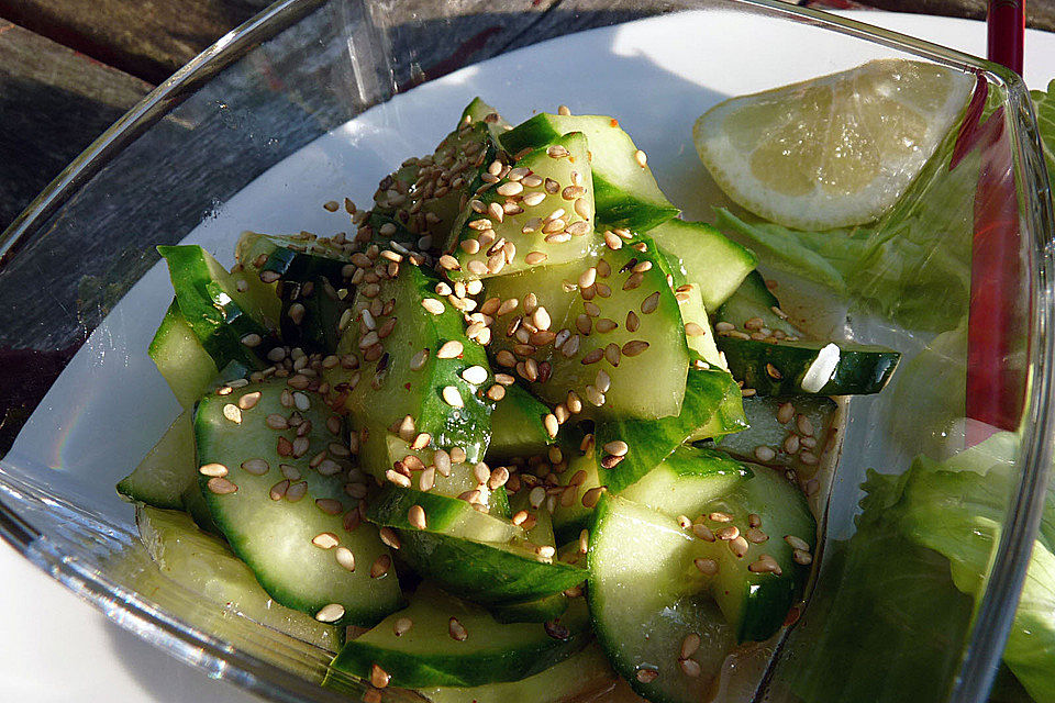 Frischer gesäuerter Sesamöl - Gurkensalat