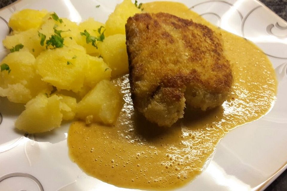 Wolfsbarschfilet auf der Haut gebraten, mit Paprikasauce und Parmesankartoffeln