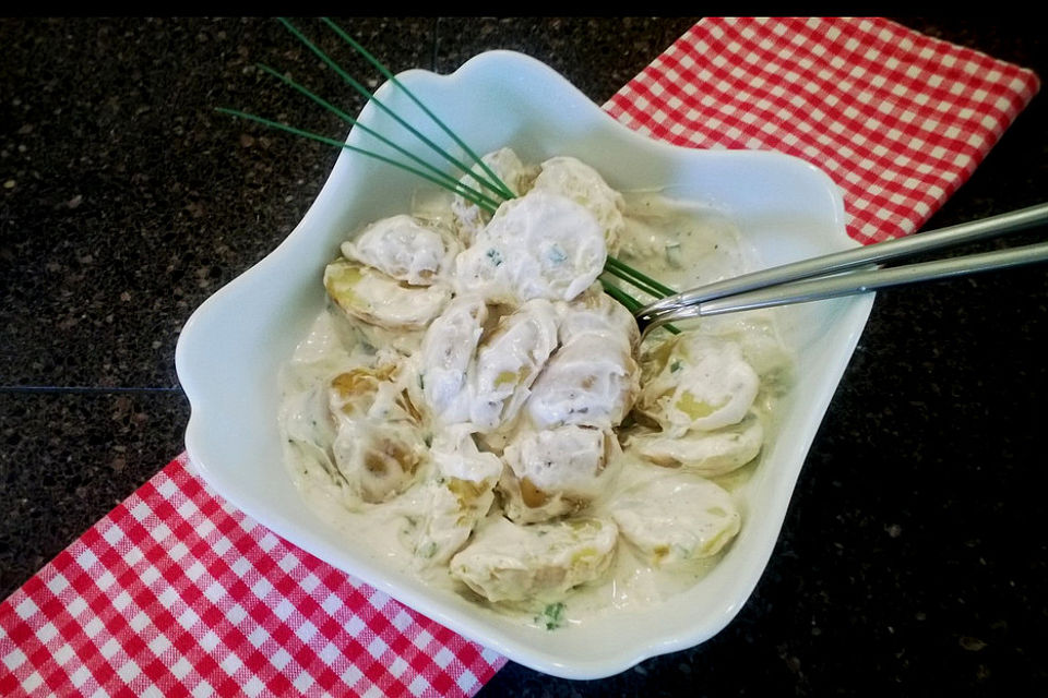 Kartoffelsalat aus kleinen, ganzen Kartoffeln