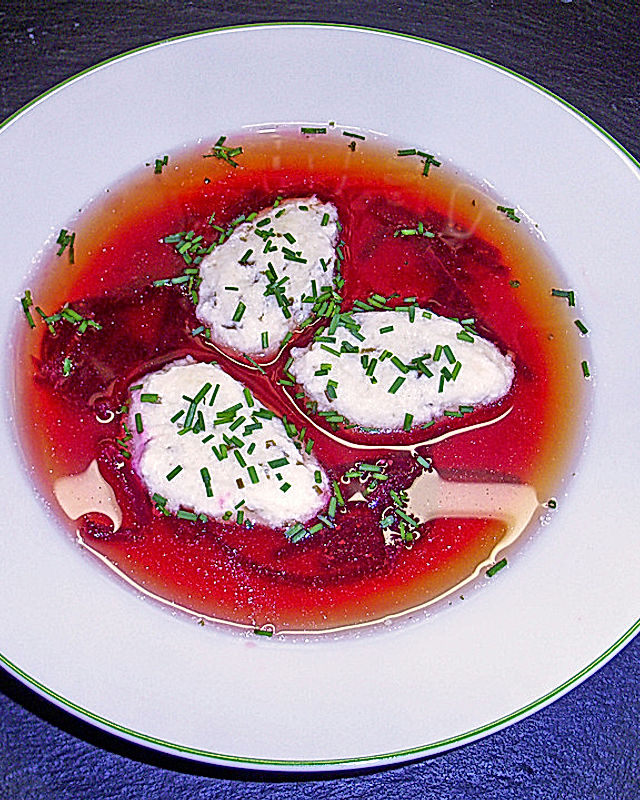 Rote Bete - Suppe mit Schnittlauch - Quark - Nockerln