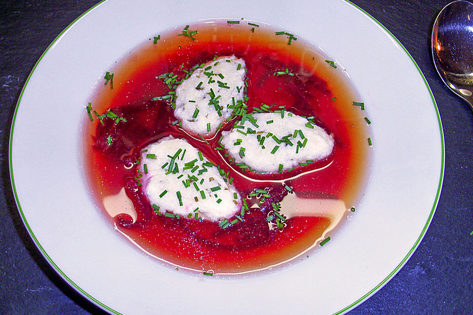 Rote Bete - Suppe mit Schnittlauch - Quark - Nockerln