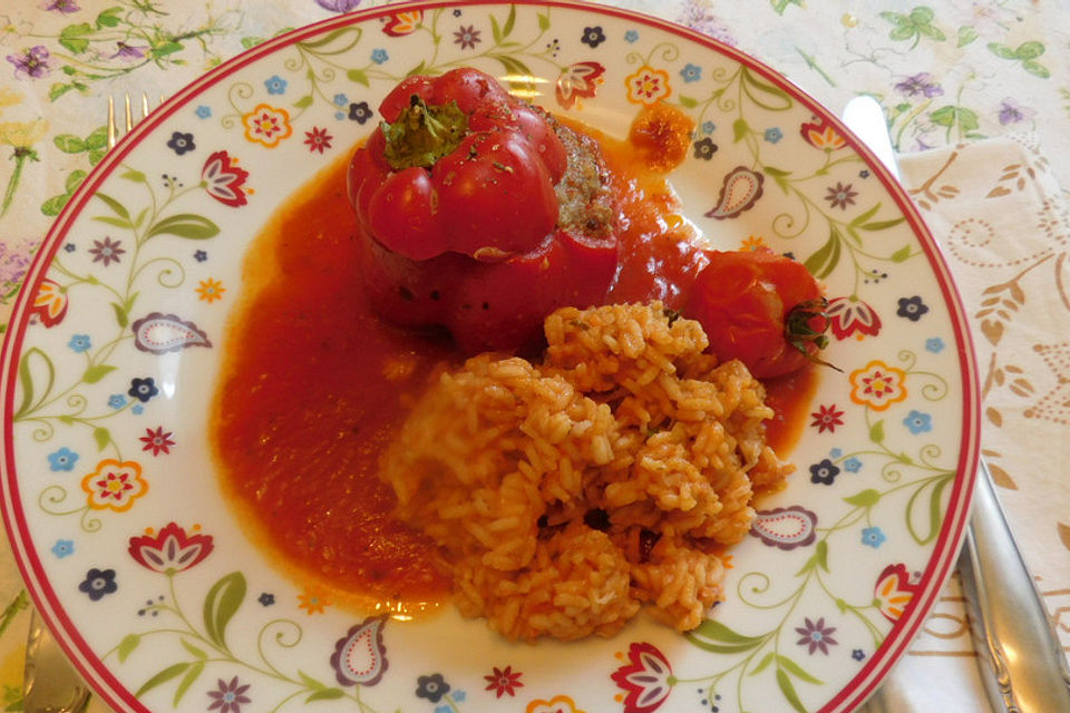 Gefüllte Paprikaschoten mit karamellisierter Tomatensauce