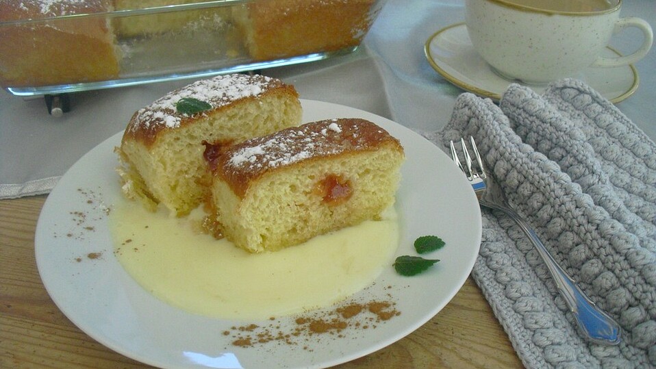 Mit Aprikosenmarmelade gefüllte Rohrnudeln mit einer Zimtzuckerkruste