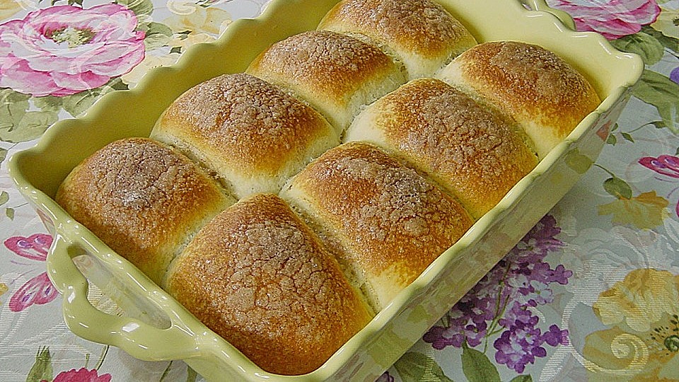 Mit Aprikosenmarmelade gefüllte Rohrnudeln mit einer Zimtzuckerkruste