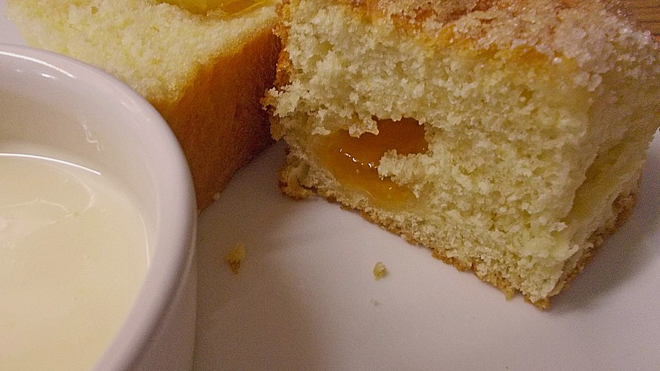 Mit Aprikosenmarmelade gefüllte Rohrnudeln mit einer Zimtzuckerkruste