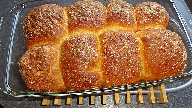 Mit Aprikosenmarmelade gefüllte Rohrnudeln mit einer Zimtzuckerkruste