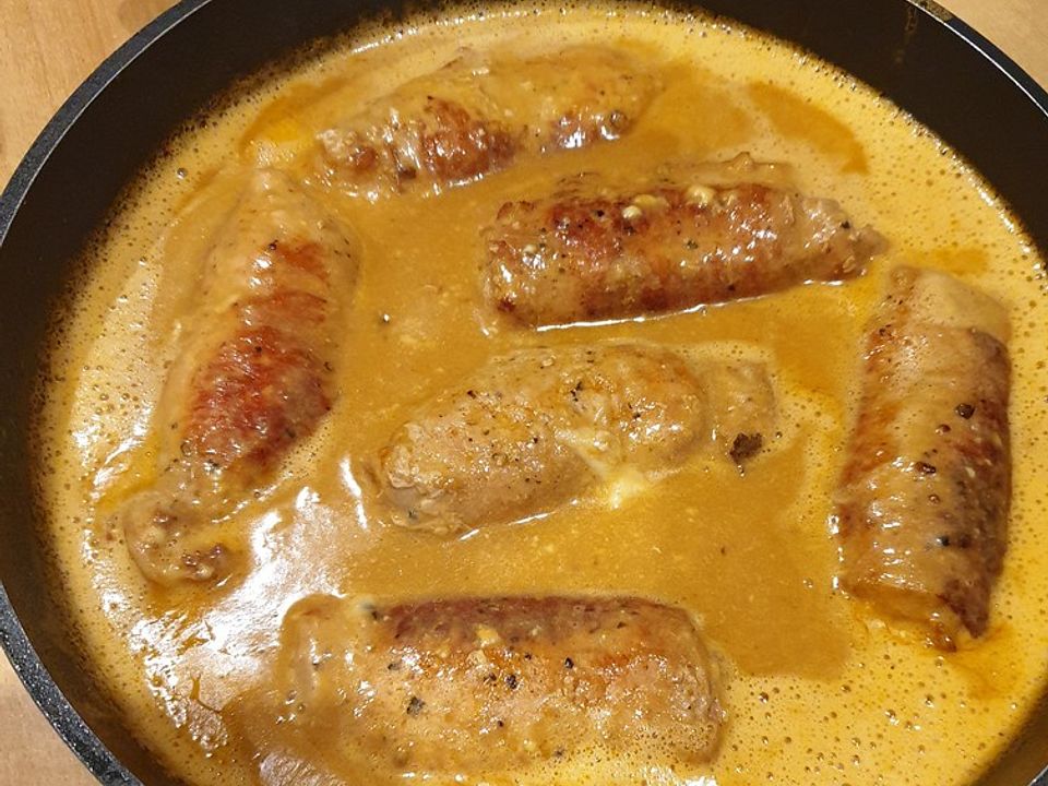 Schweinerouladen gefüllt mit Raclettekäse und Bacon in Tomatensauce ...