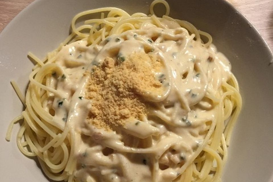 Spaghetti mit Knoblauch-Käsesauce