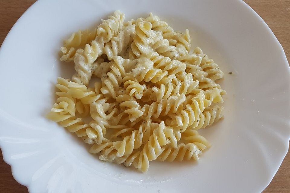 Spaghetti mit Knoblauch-Käsesauce