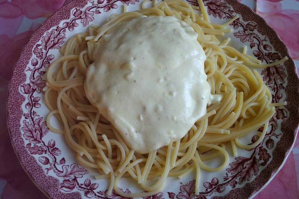 Spaghetti mit Knoblauch-Käsesauce