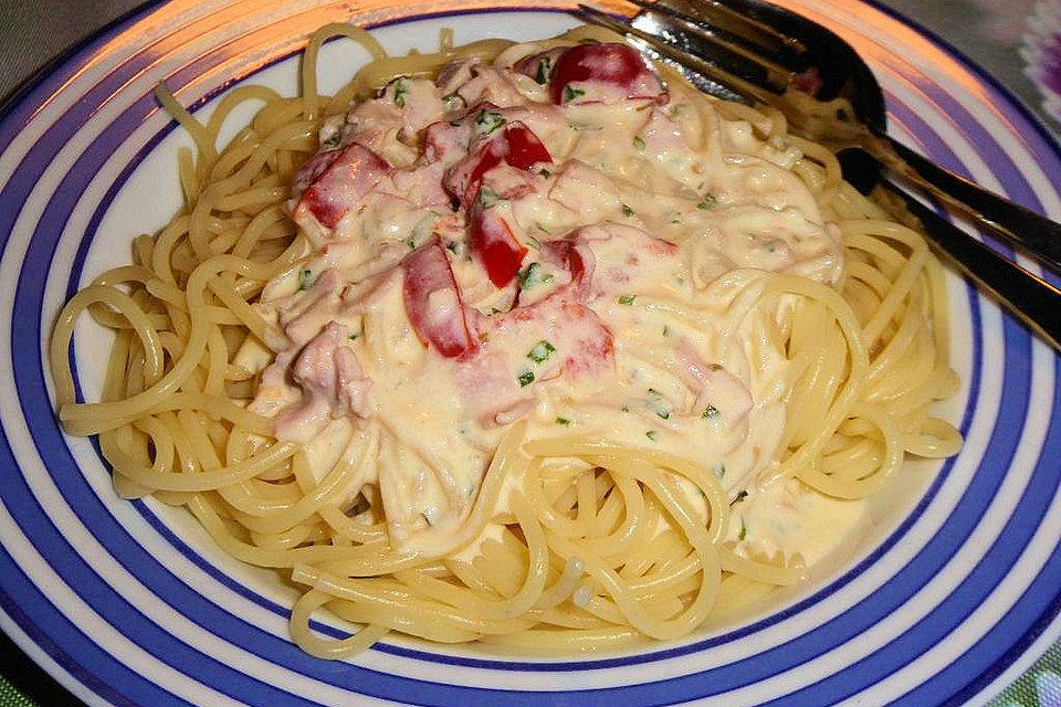 Spaghetti mit Knoblauch-Käsesauce