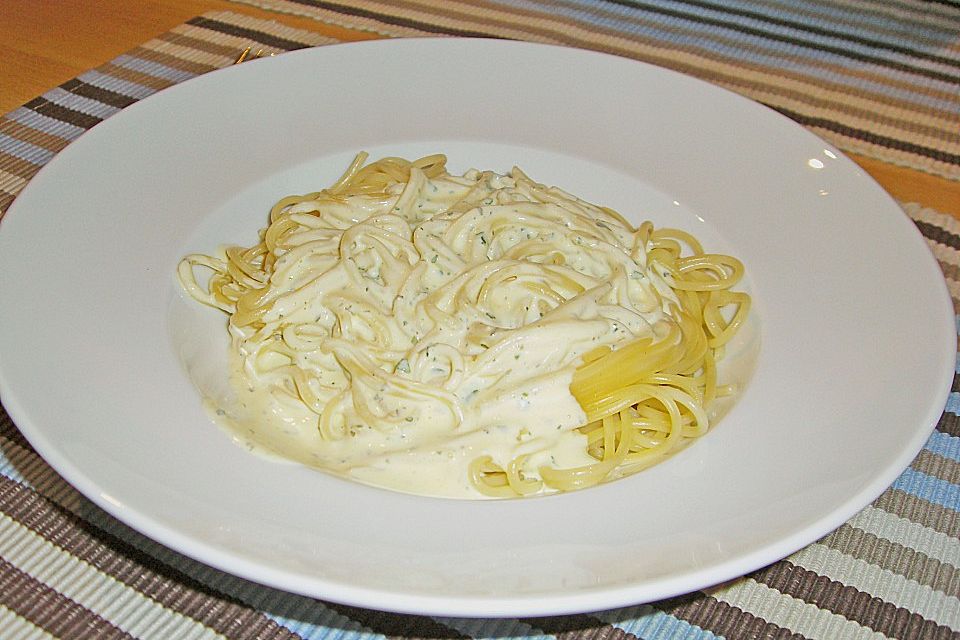 Spaghetti mit Knoblauch-Käsesauce