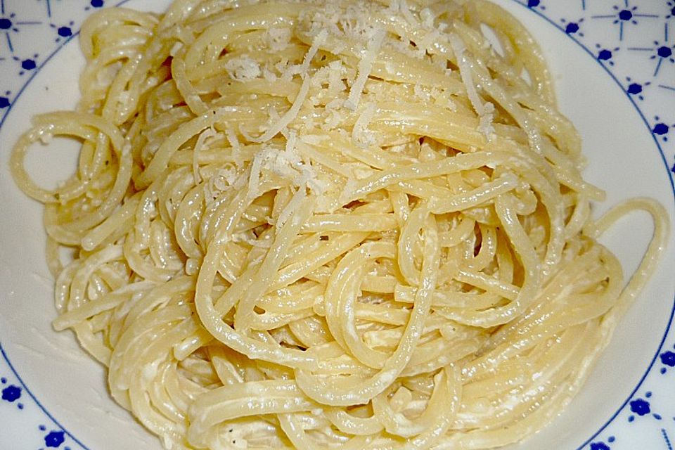 Spaghetti mit Knoblauch-Käsesauce