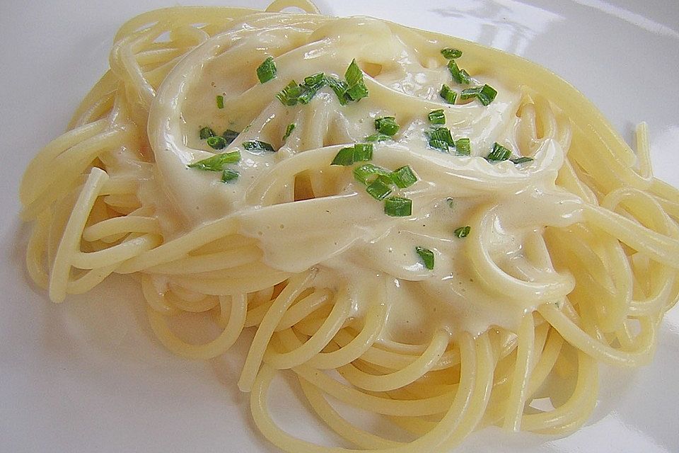 Spaghetti mit Knoblauch-Käsesauce