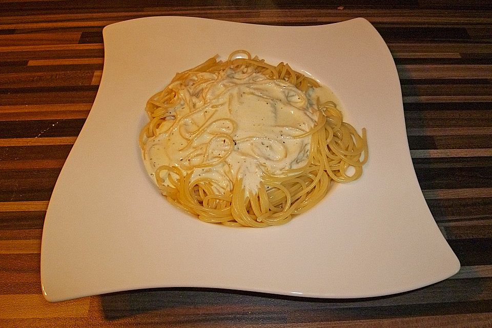 Spaghetti mit Knoblauch-Käsesauce