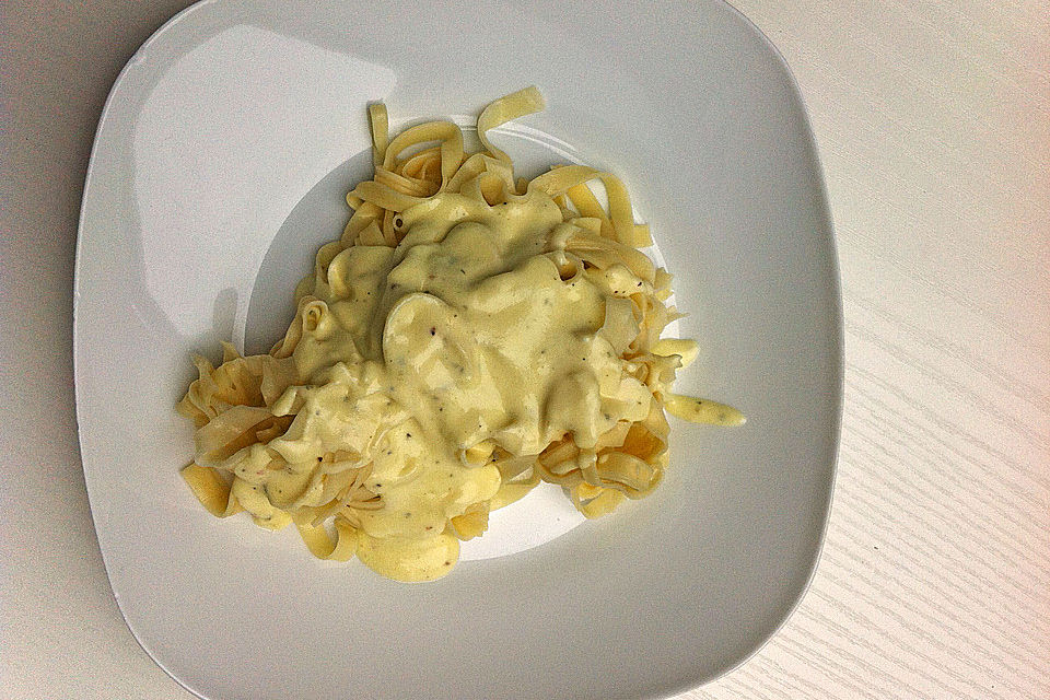 Spaghetti mit Knoblauch-Käsesauce