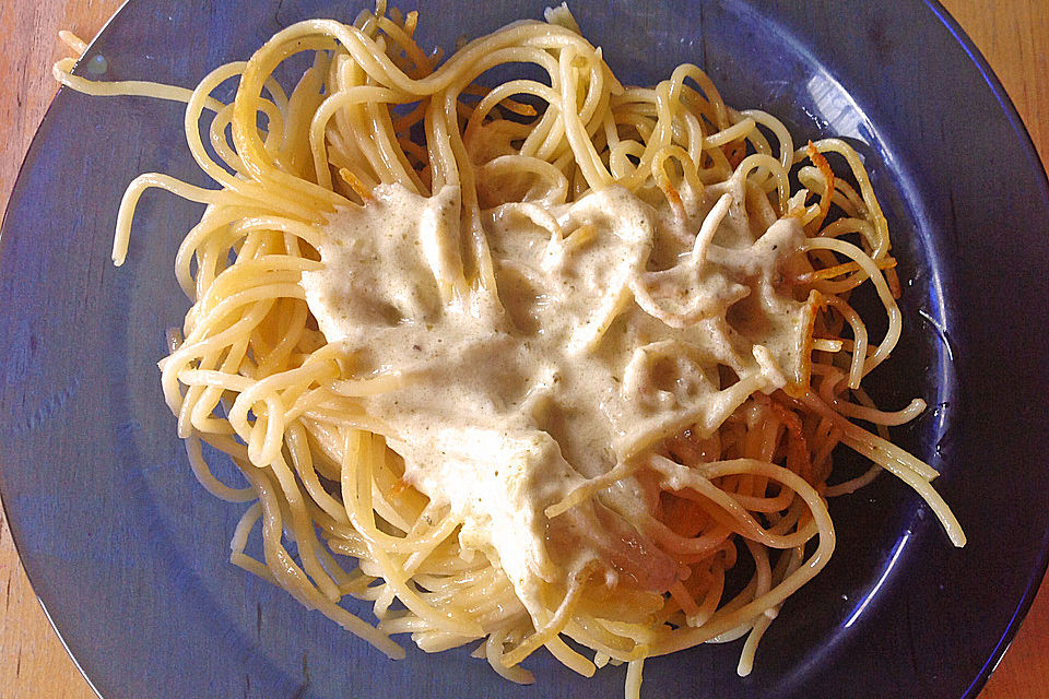 Spaghetti mit Knoblauch-Käsesauce