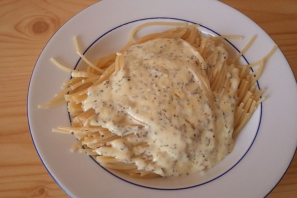 Spaghetti mit Knoblauch-Käsesauce