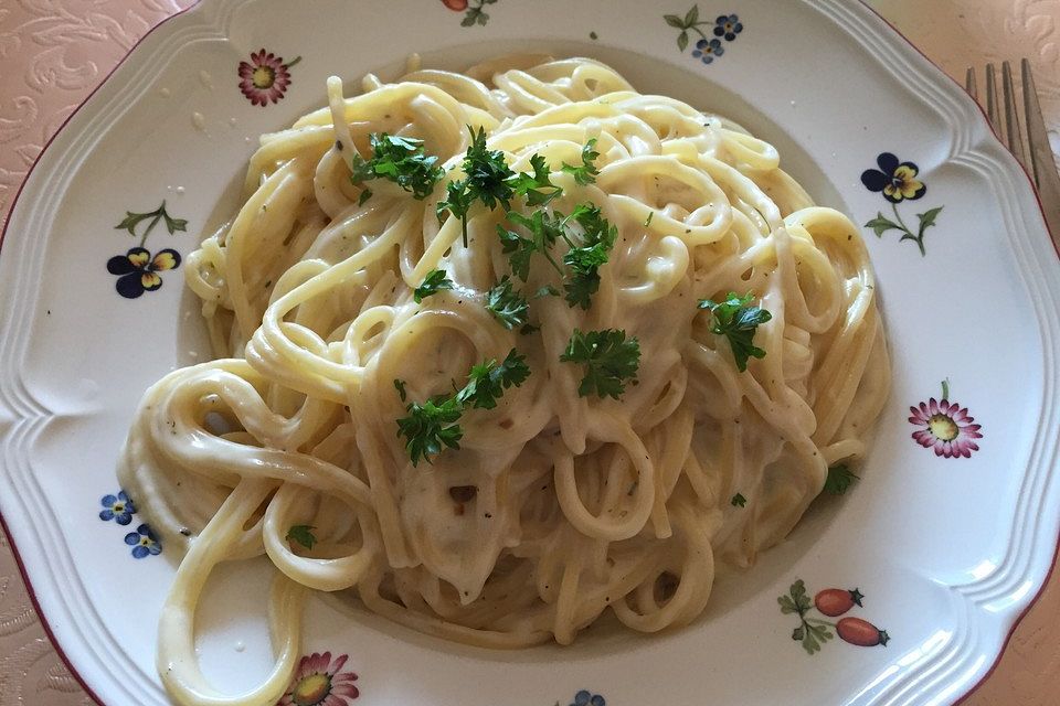 Spaghetti mit Knoblauch-Käsesauce