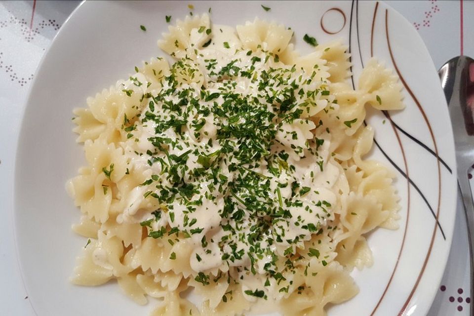 Spaghetti mit Knoblauch-Käsesauce