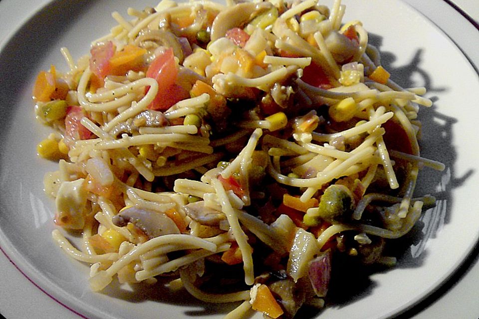 Aromatischer Spaghetti - Gemüsesalat