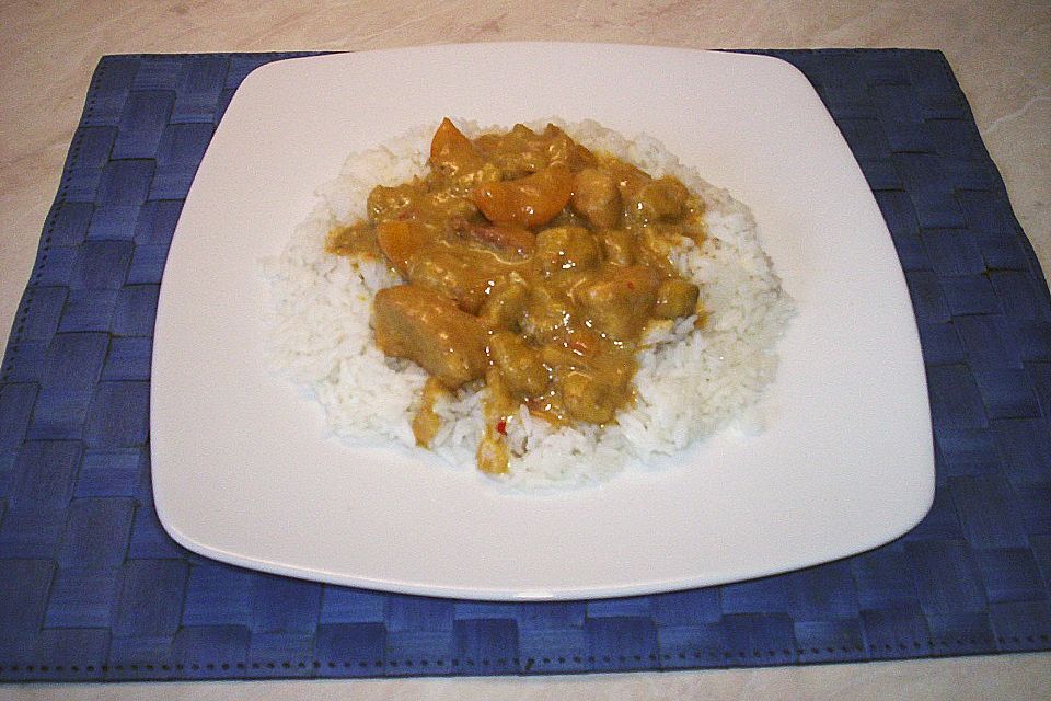 Hähnchenfleisch mit fruchtiger Currysahnesauce auf Reis