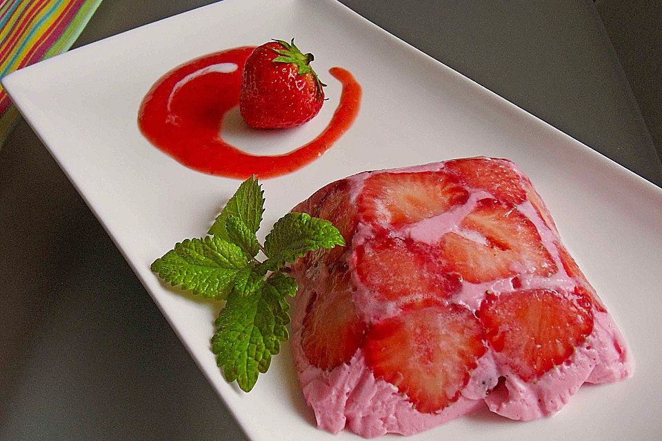 Gestürzte Quarkbombe mit Erdbeeren