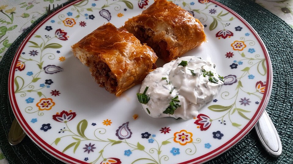 Blätterteig gefüllt mit Hackfleisch, Paprika und Schafskäse von Yvonna
