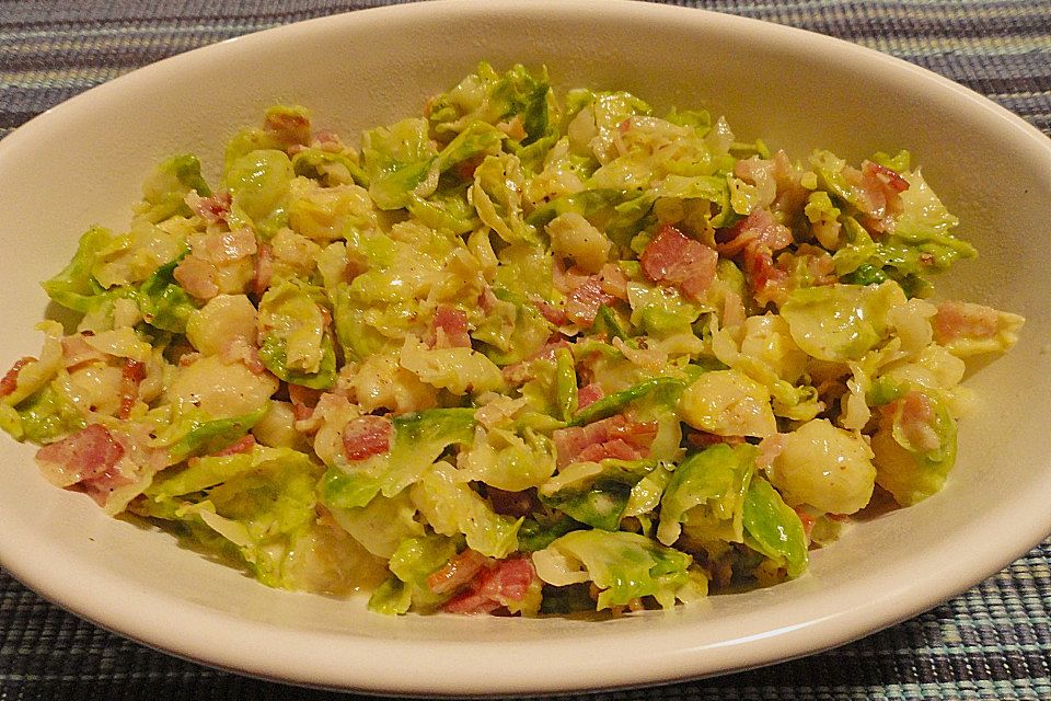 Rosenkohlblätter in Speck - Sahnesoße Rosenkohlblätter in Speck - Sahnesoße
