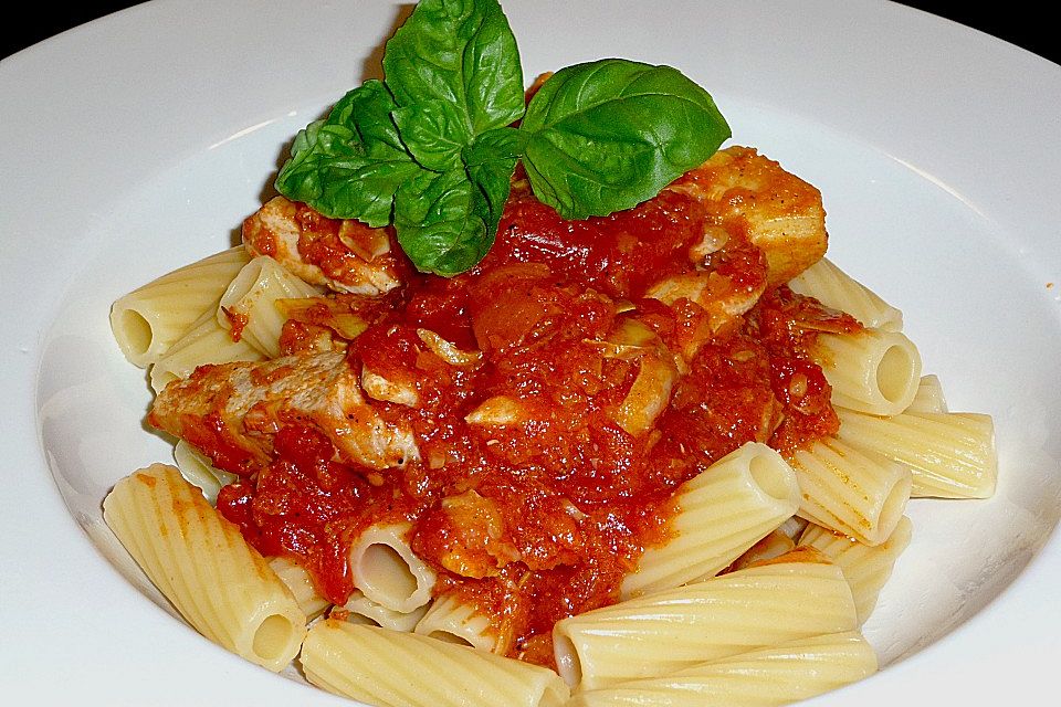 Pasta mit Tomaten und Artischocken mit Hähnchenbrust