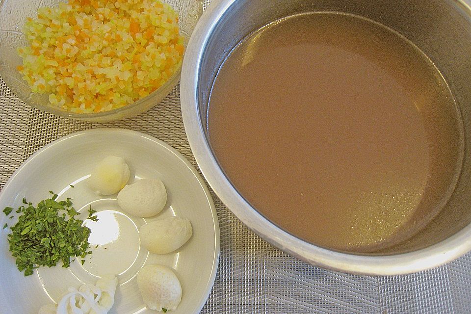 Perlhuhn - Consommé mit pochiertem Wachtelei und Gemüsebrunoise