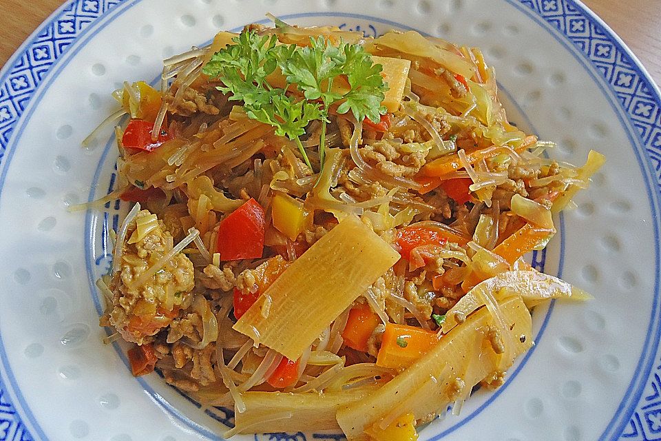 Glasnudelpfanne mit Hackfleisch und Gemüse