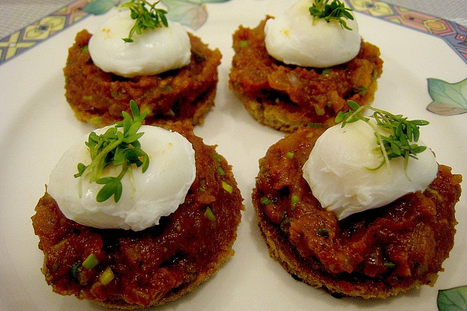 Pochiertes Wachtelei auf Toast mit pikantem Tomatenkompott