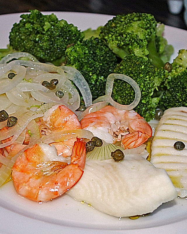 Lauwarmer Brokkolisalat mit Fischfilet