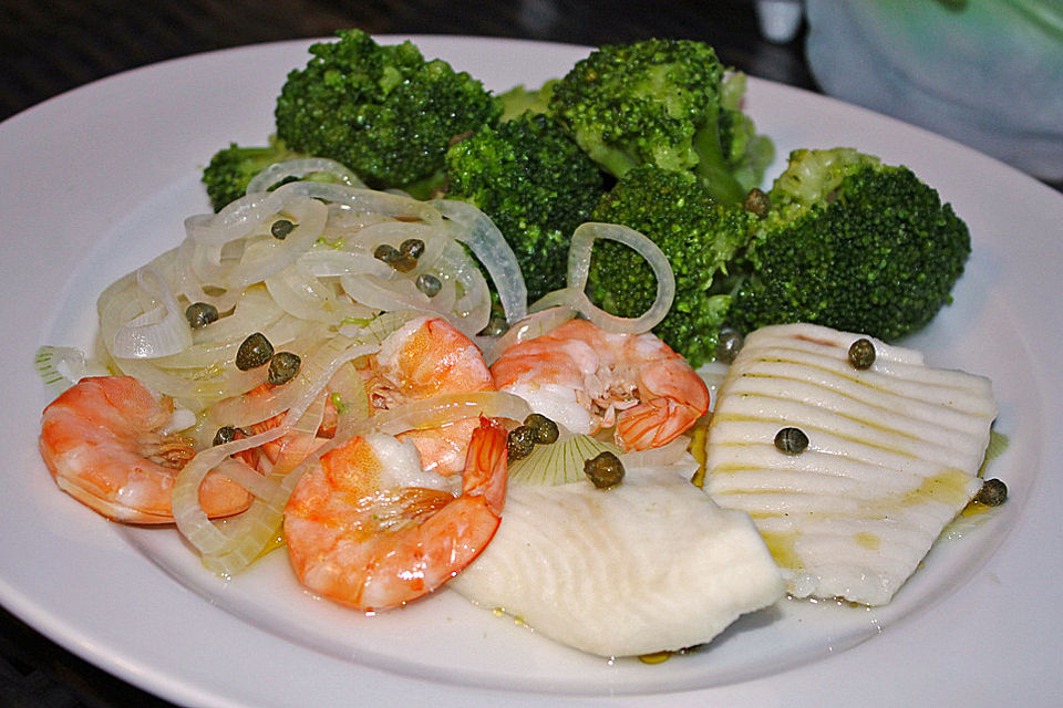 Lauwarmer Brokkolisalat mit Fischfilet