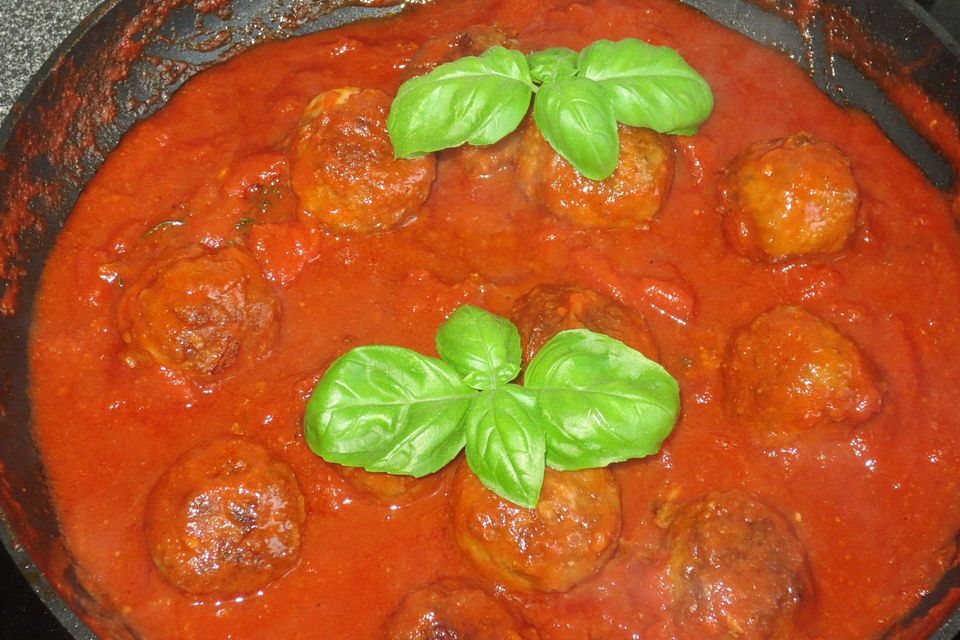 Hackbällchen mit Tomatensauce und Mozzarella