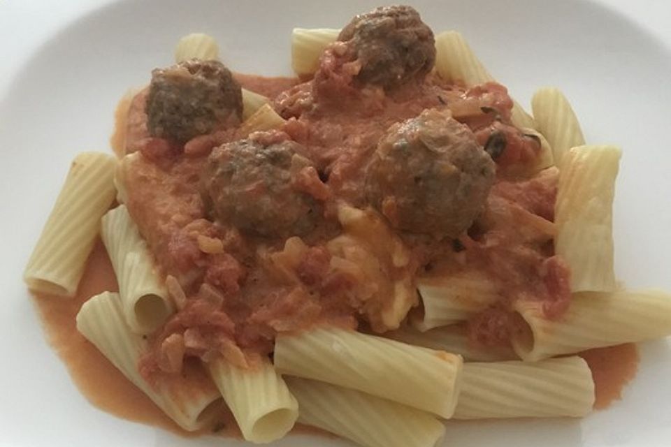 Hackbällchen mit Tomatensauce und Mozzarella