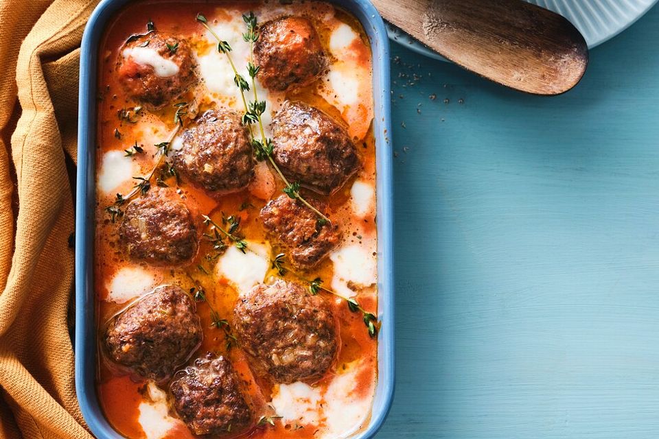 Hackbällchen mit Tomatensauce und Mozzarella