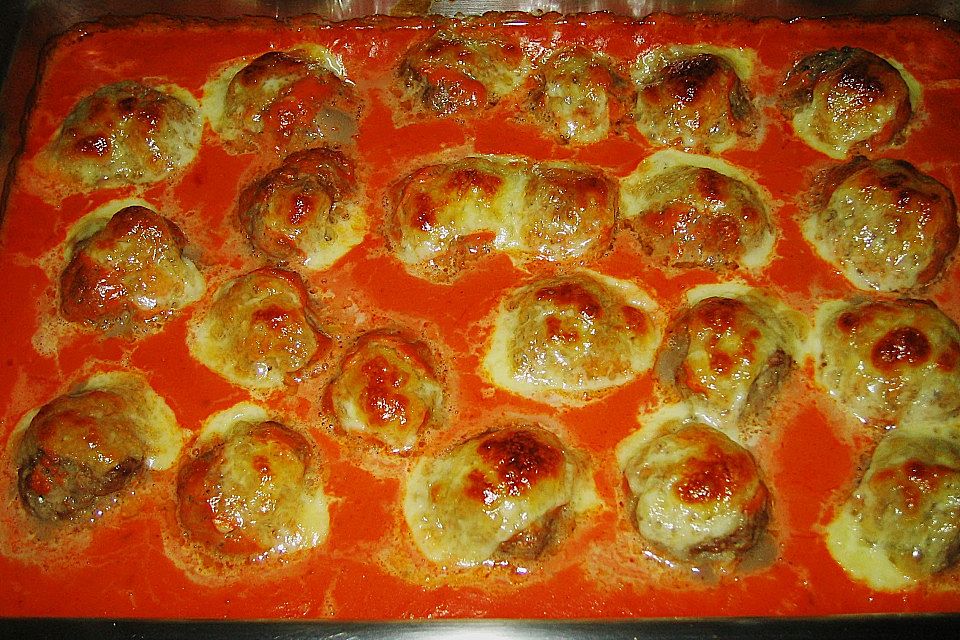 Hackbällchen mit Tomatensauce und Mozzarella