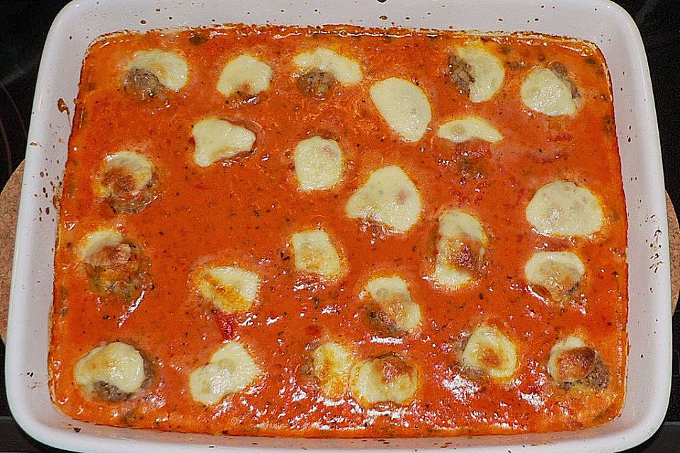 Hackbällchen mit Tomatensauce und Mozzarella