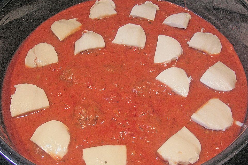 Hackbällchen mit Tomatensauce und Mozzarella