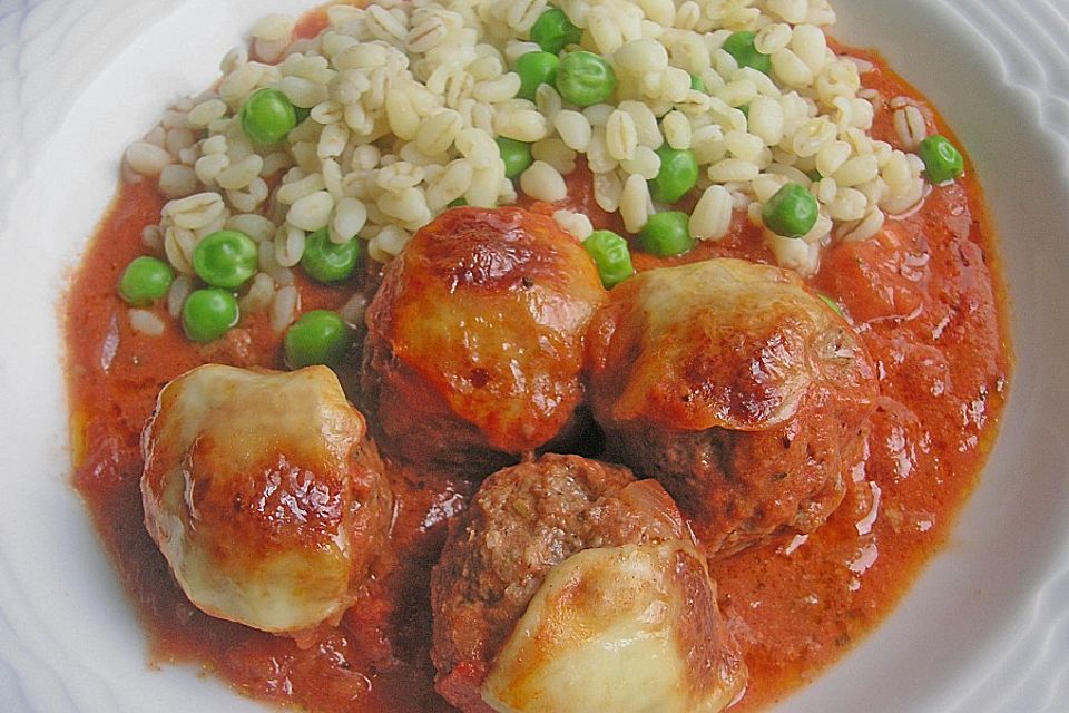 Hackbällchen mit Tomatensauce und Mozzarella