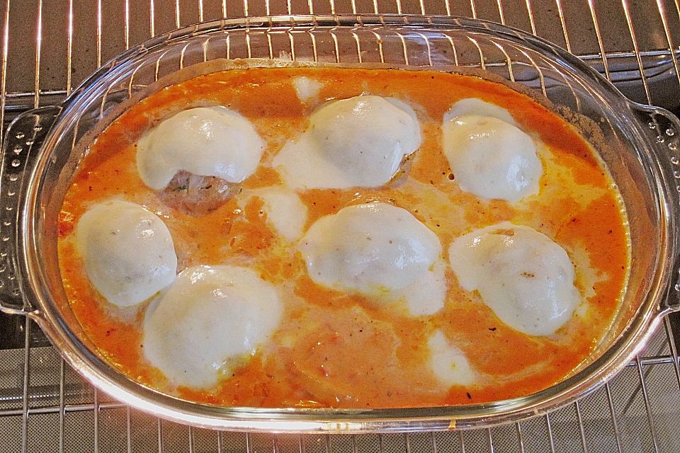 Hackbällchen mit Tomatensauce und Mozzarella