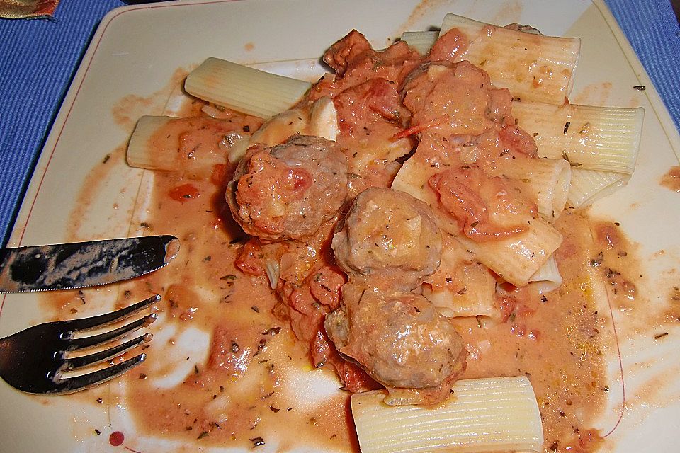 Hackbällchen mit Tomatensauce und Mozzarella